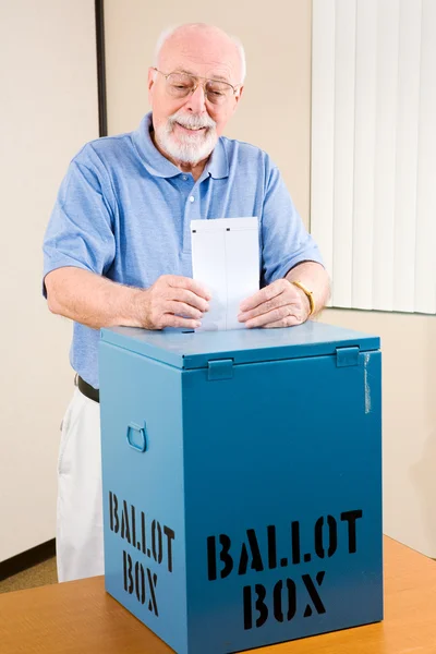 Volby - starší muž odlévání hlasování — Stock fotografie