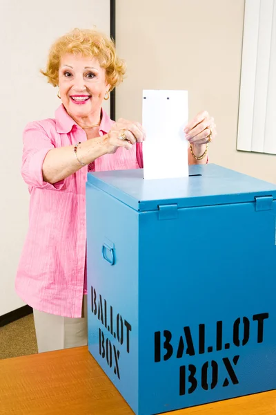 Valg - Senior kvinde stemmer - Stock-foto