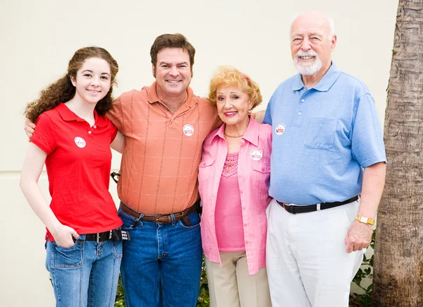 Familie die samen stemmen — Stockfoto