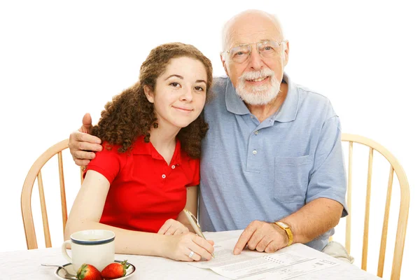 Großvater hilft Teenager — Stockfoto