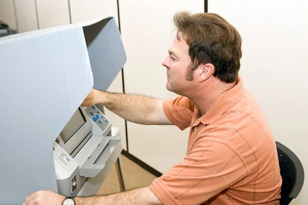 Adam dokunmatik ekran üzerinde oy — Stok fotoğraf