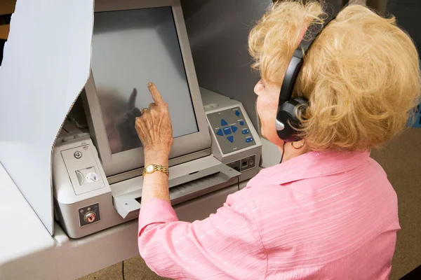 Dame âgée vote sur l'écran tactile — Photo