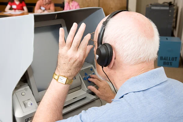 Starszy człowiek korzysta z ekranem dotykowym — Zdjęcie stockowe