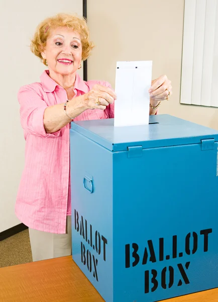 Εκλογές - ανώτερος γυναίκα ρίχνει ψηφοφορία — Φωτογραφία Αρχείου