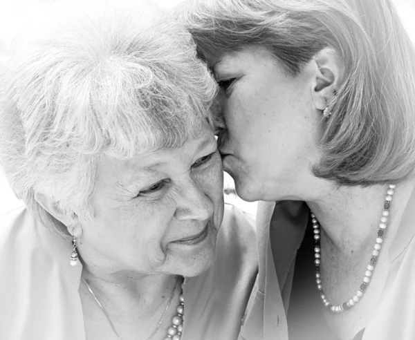 Kiss For Mom BW — Stock Photo, Image