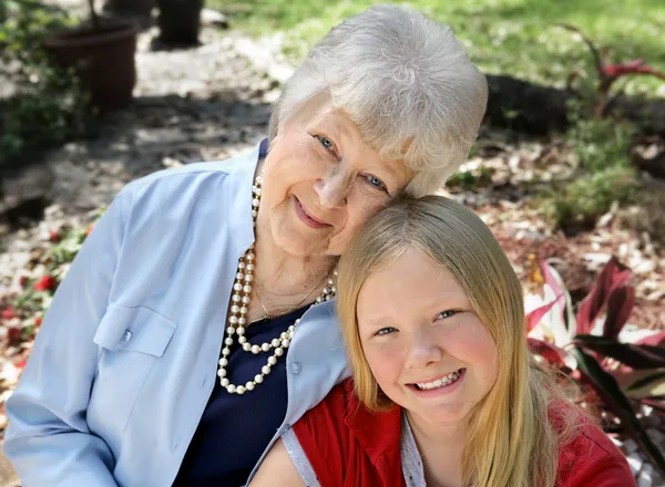 Büyükanne ve çocuk bahçesinde — Stok fotoğraf