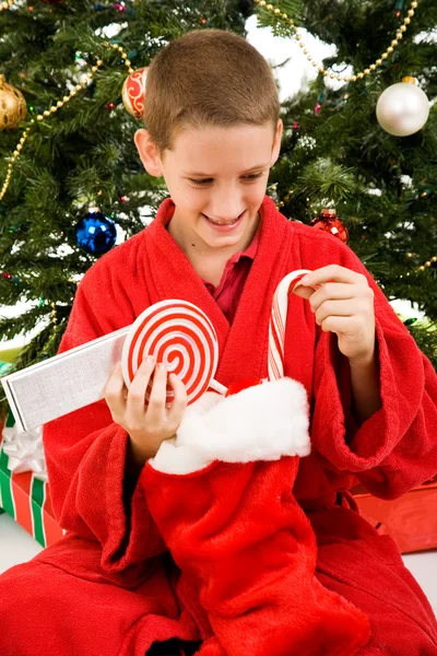 少年の開口部のクリスマスのストッキング — ストック写真