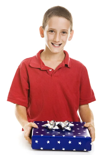 Мальчик с праздничным подарком — стоковое фото
