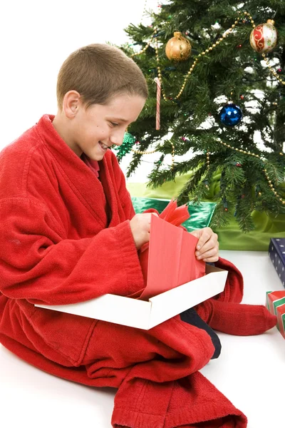 Dziecko otwierając prezent na Boże Narodzenie — Zdjęcie stockowe