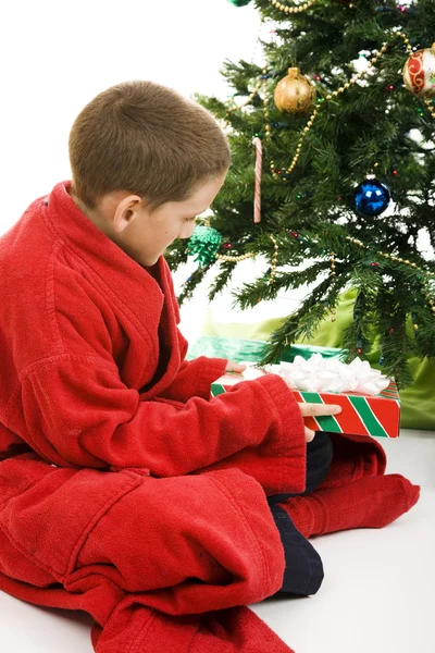 Kleiner Junge mit Weihnachtsgeschenk — Stockfoto