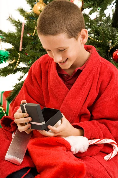 Öppnar presenter på julafton — Stockfoto