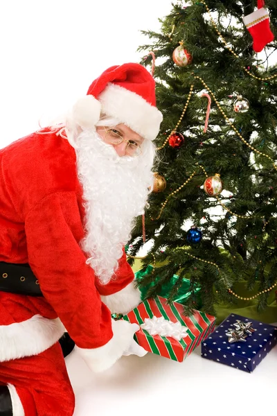 Santa sob árvore com presentes — Fotografia de Stock
