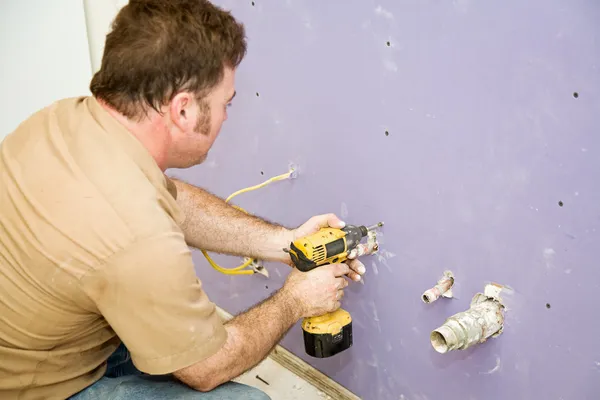 Carpinteiro instala Drywall — Fotografia de Stock