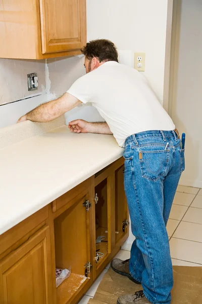 Instalando o contador de cozinha — Fotografia de Stock