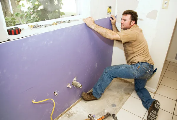 Trabalhador Instalando Drywall — Fotografia de Stock