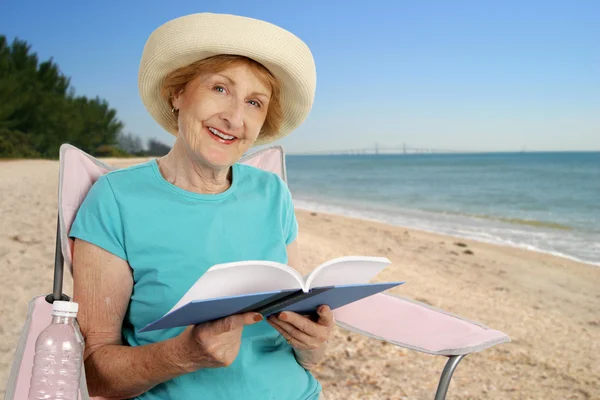 Letní čtení na pláži — Stock fotografie