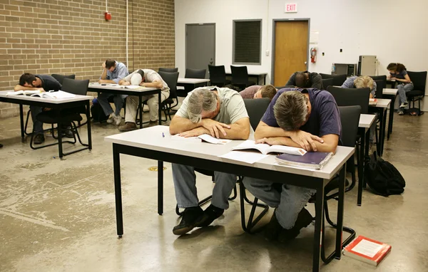 Volwassen ed - in slaap in de klas — Stockfoto
