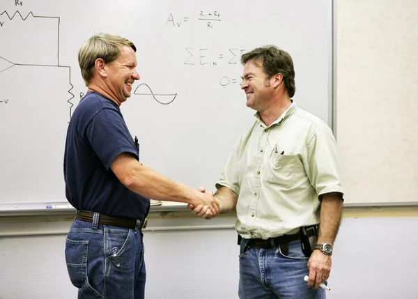 Dospělé ed - učitel studenta handshake — Stock fotografie