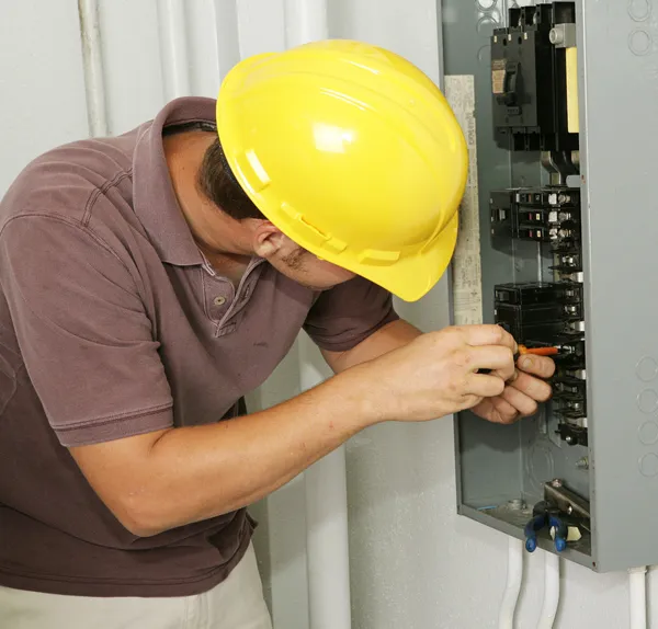 Eletricista & Painel de disjuntor — Fotografia de Stock