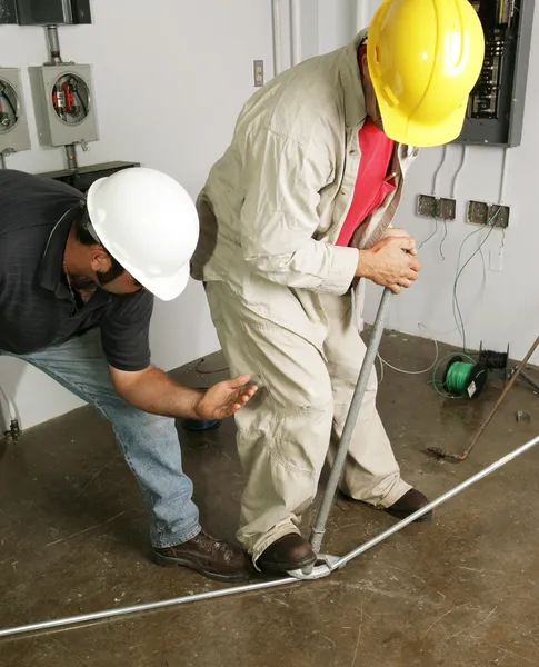 Eletricista & Supervisor Bend Pipe — Fotografia de Stock
