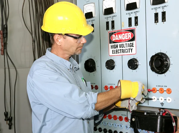 Eletricista de alta tensão — Fotografia de Stock