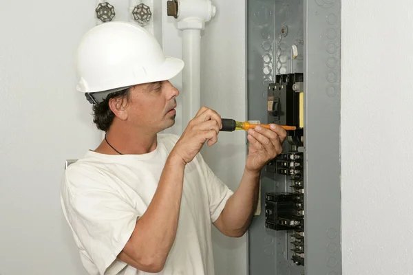 Eletricista instalando disjuntor — Fotografia de Stock