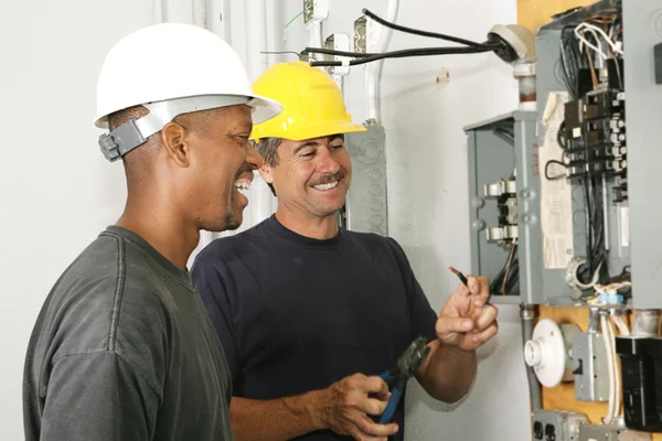 Electricistas disfrutan de su trabajo — Foto de Stock