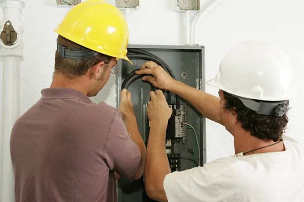 Elektrikáři instalace panelu — Stock fotografie