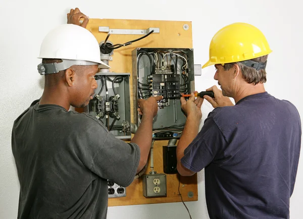Elektrikáři opravy panel — Stock fotografie