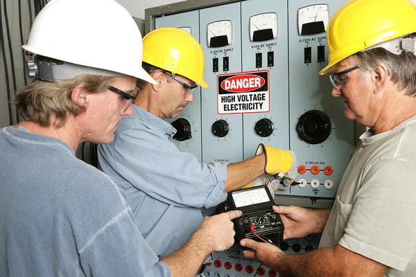 Eletricistas em alta tensão — Fotografia de Stock