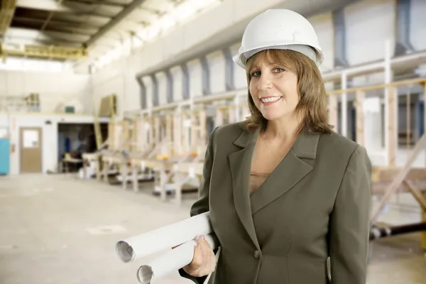 Vrouwelijke ingenieur in fabriek — Stockfoto