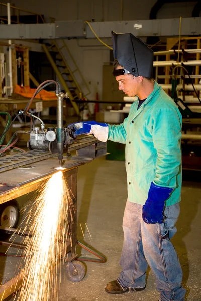 Metal worker parça yakıcı kullanma — Stok fotoğraf