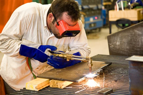 Ouvrier dans une usine métallique — Photo