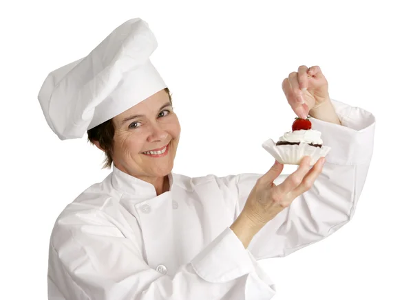 Шеф-кухар поклавши полуниці на вершині — стокове фото