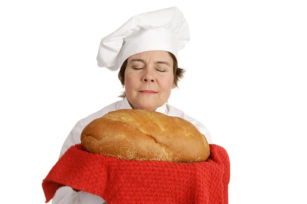 manos de mujer partiendo pan casero recién horneado Stock Photo