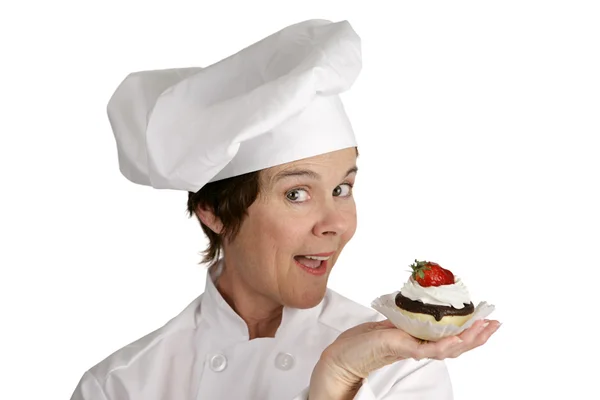 Шеф-повар с клубничным пирогом — стоковое фото