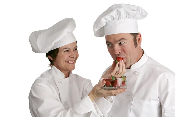 Kuchaři pojídat jahody — Stock fotografie