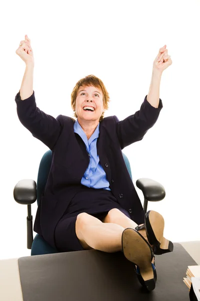 Geschäftsfrau am Schreibtisch - begeistert — Stockfoto