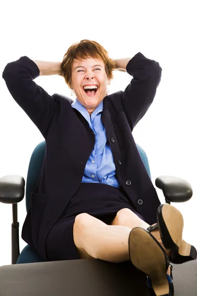 Affärskvinna på skrivbord - skrattar — Stockfoto