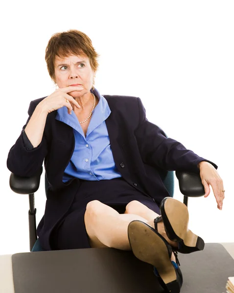 Affärskvinna på skrivbord - orolig — Stockfoto