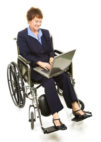 Heureuse femme d'affaires handicapée avec ordinateur portable — Photo