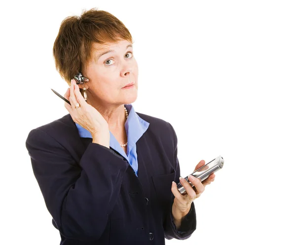 Volwassen zakenvrouw multitasks — Stockfoto