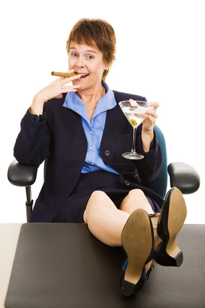 Успешная деловая женщина расслабилась — стоковое фото