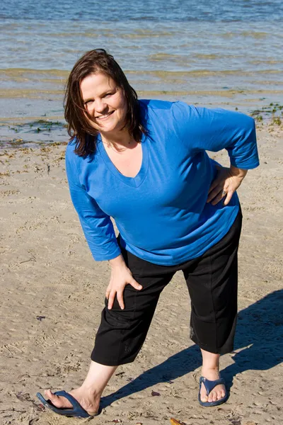 Además de tamaño Fitness- estiramiento en la playa — Foto de Stock
