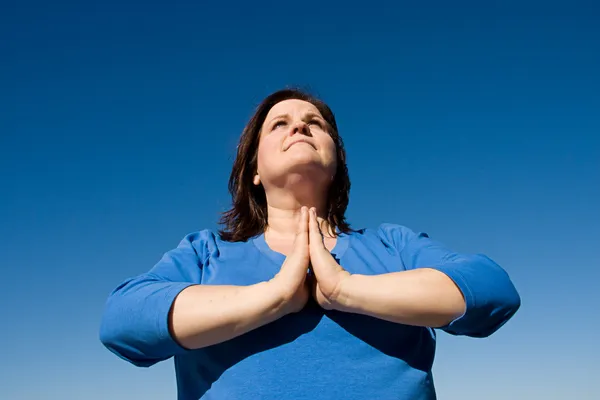 Modlí venku — Stock fotografie