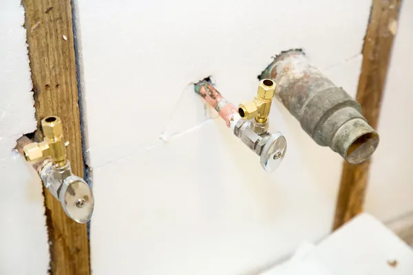 Sıhhi tesisat armatürleri izolasyonlu duvar — Stok fotoğraf