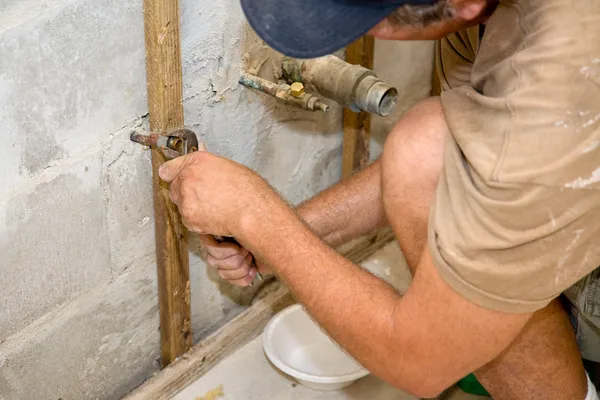 Loodgieter werken met een tang — Stockfoto