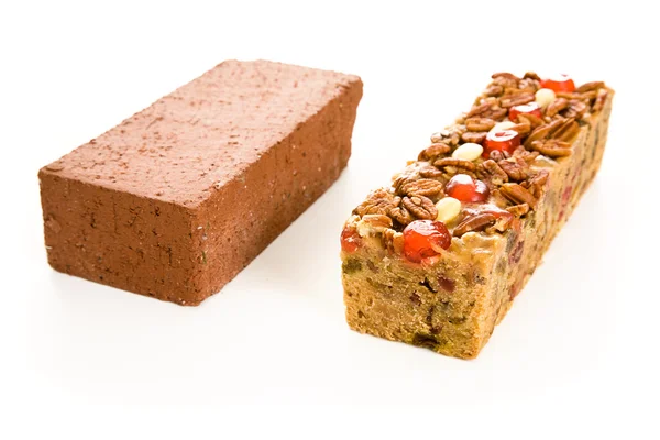 Comparação de tijolo de bolo de frutas — Fotografia de Stock