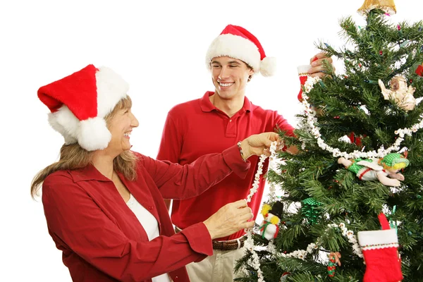 Decoración del árbol de Navidad - Diversión familiar —  Fotos de Stock