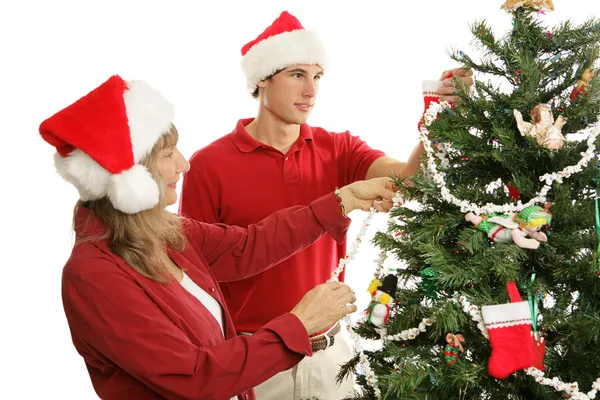 Décorer ensemble l'arbre de Noël — Photo